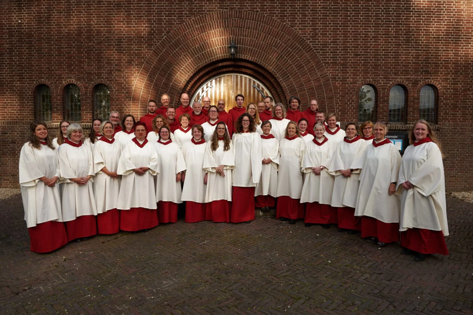 De zangers van Anthem samen in de kerk