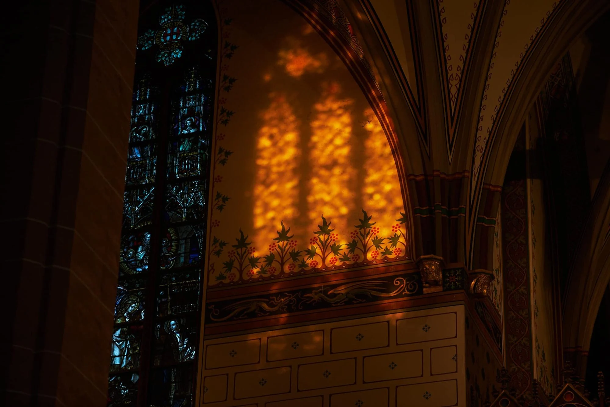 Warm licht door de glas-in-loodramen van een kerk